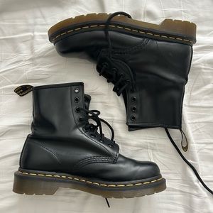 Dr. Marten’s 1460 SMOOTH LEATHER LACE UP BOOTS